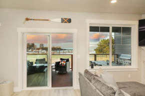 River and Marina View Hammond Townhome with Hot Tub